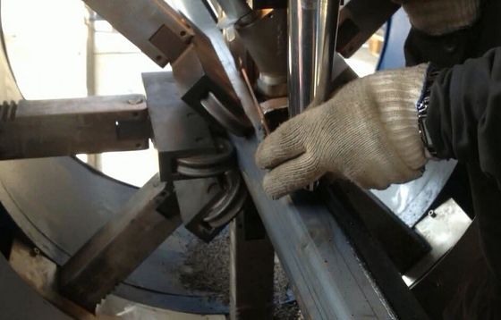 Larege の直径ランプのポストの街灯柱の締め溶接機械 60 - 340mm、16 は最高をメーターで計ります