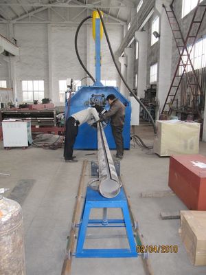 自動 450 は溶接工、街灯柱の溶接機 450/12000mm を継ぎ合わせます