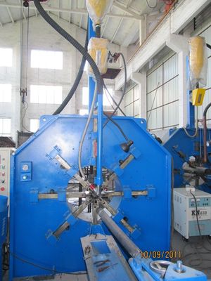 自動 450 は溶接工、街灯柱の溶接機 450/12000mm を継ぎ合わせます