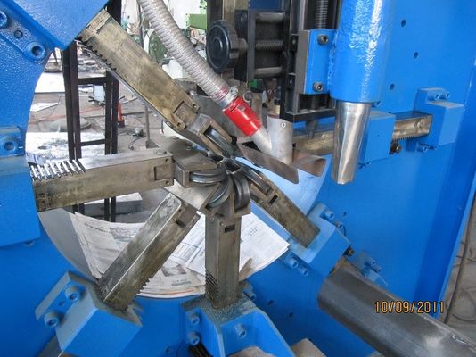 自動 450 は溶接工、街灯柱の溶接機 450/12000mm を継ぎ合わせます