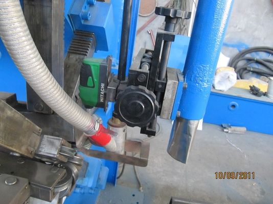 自動 450 は溶接工、街灯柱の溶接機 450/12000mm を継ぎ合わせます
