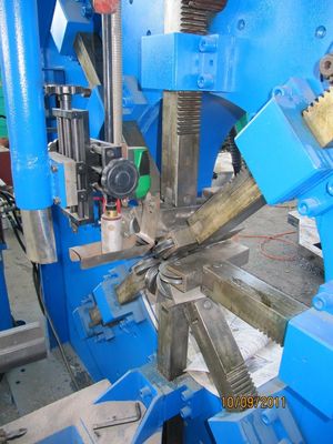 自動 450 は溶接工、街灯柱の溶接機 450/12000mm を継ぎ合わせます