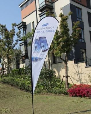 外で十字の基礎 Incuded 広告上陸海岸表示旗の旗注文のロゴと